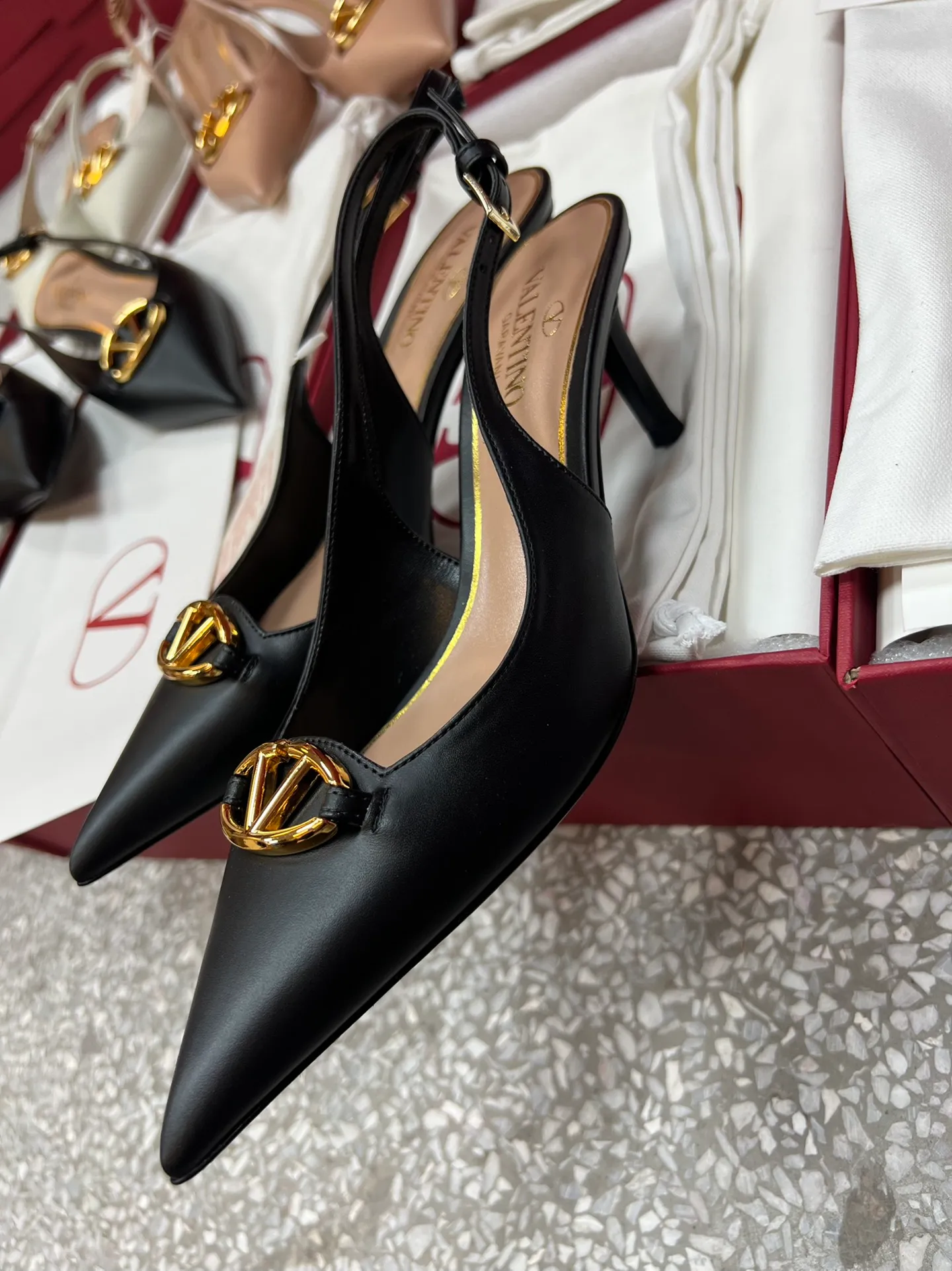 👟👟Ex-factory price 520👟👟 Valentino’s hottest new product in 2024, the new Mule shoes are also very easy to wear...😈😈😈 The latest logo buckle Perfectly combined with sexy pointed toe❤️‍🔥❤️‍🔥❤️‍🔥❤️‍🔥It is simply the pinnacle of summer fashion💖💖💖💖Original replica Outsole: Italian genuine leather outsole Heel height: 6.5cm Size: 35-39 (40 41 42 customization is non-returnable and non-exchangeable)